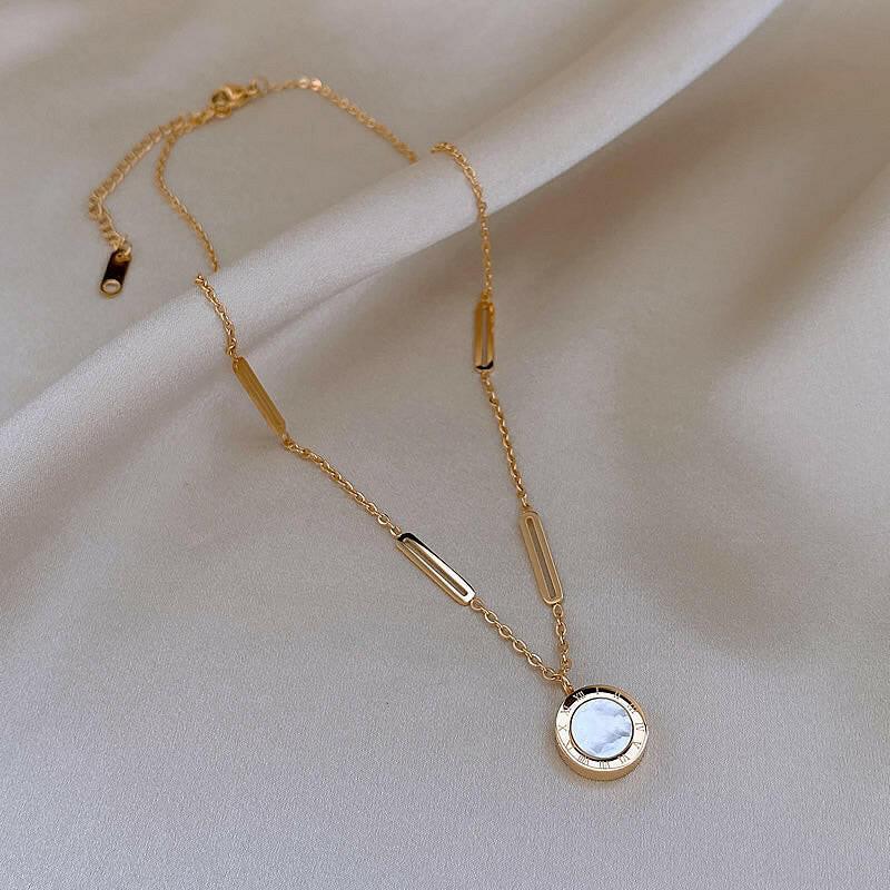 Sleek Round Pendant Necklace - The Nichole Collection